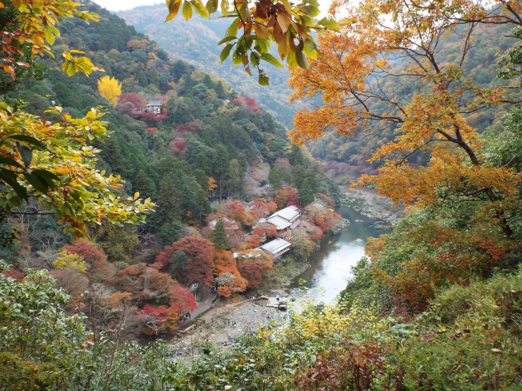 Kyoto – Arashiyama : Le pont Togetsukyō, la bambouseraie et vue sur l’hotel Hoshinoya